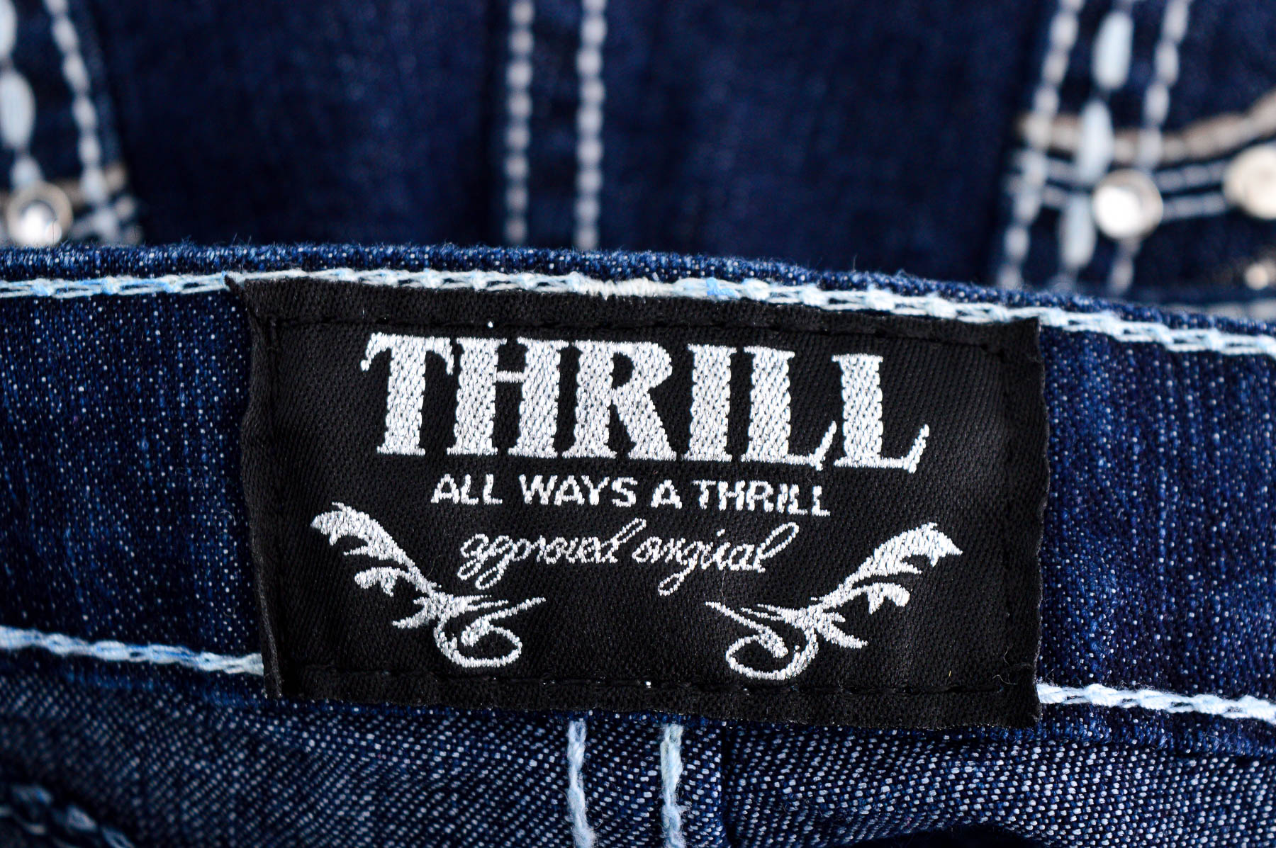 Krótkie spodnie damskie - THRILL - 2