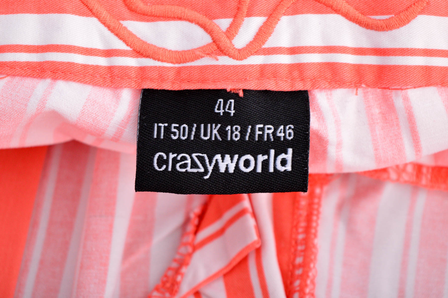 Krótkie spodnie damskie - Crazy World - 2