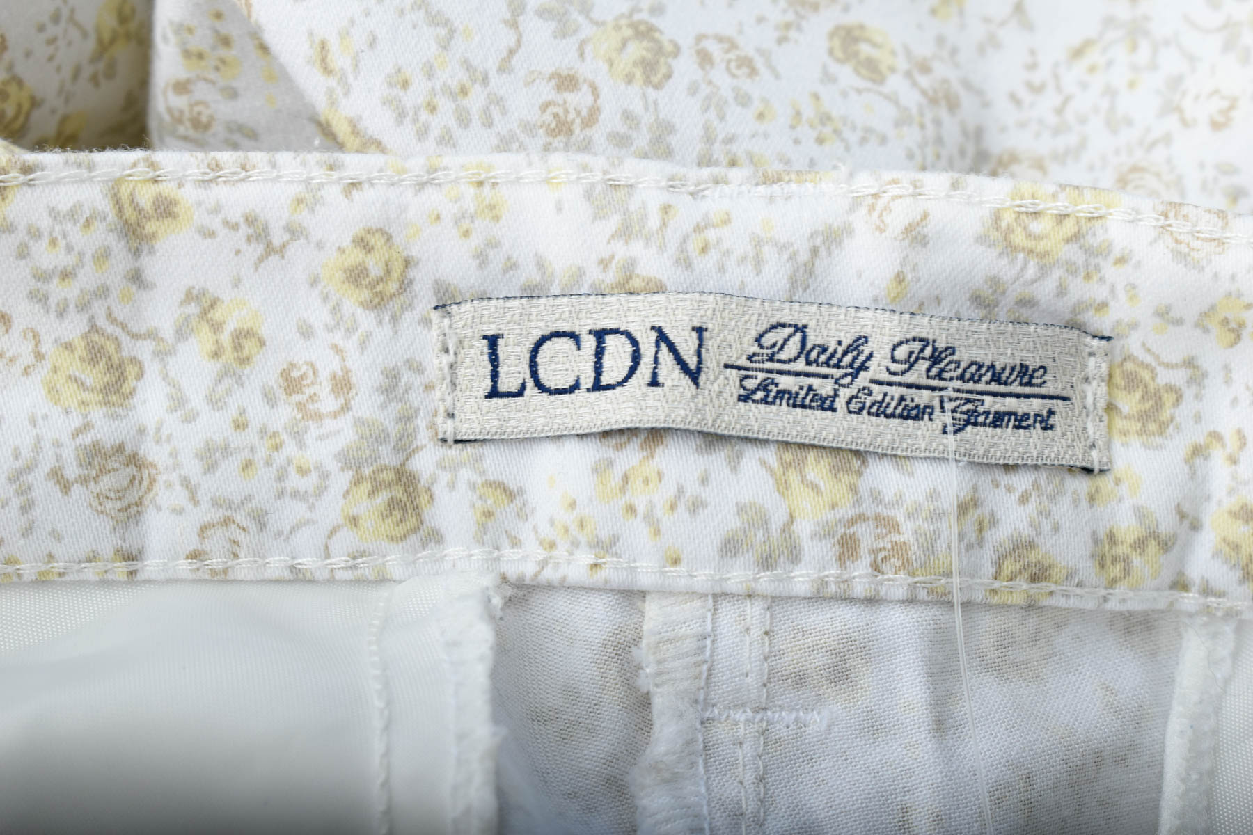 Krótkie spodnie damskie - LCDN - 2