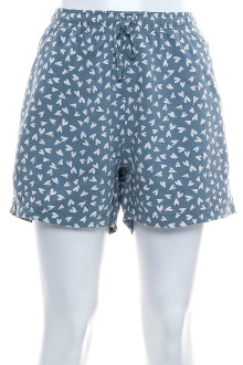 Female shorts - UNIQLO front